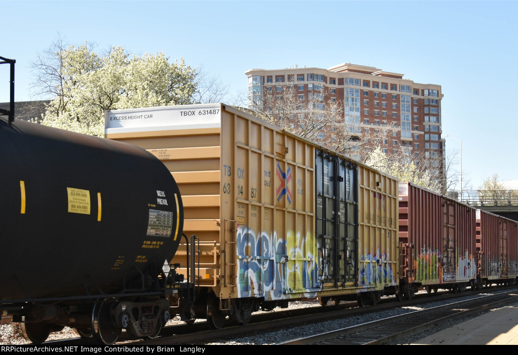 631487